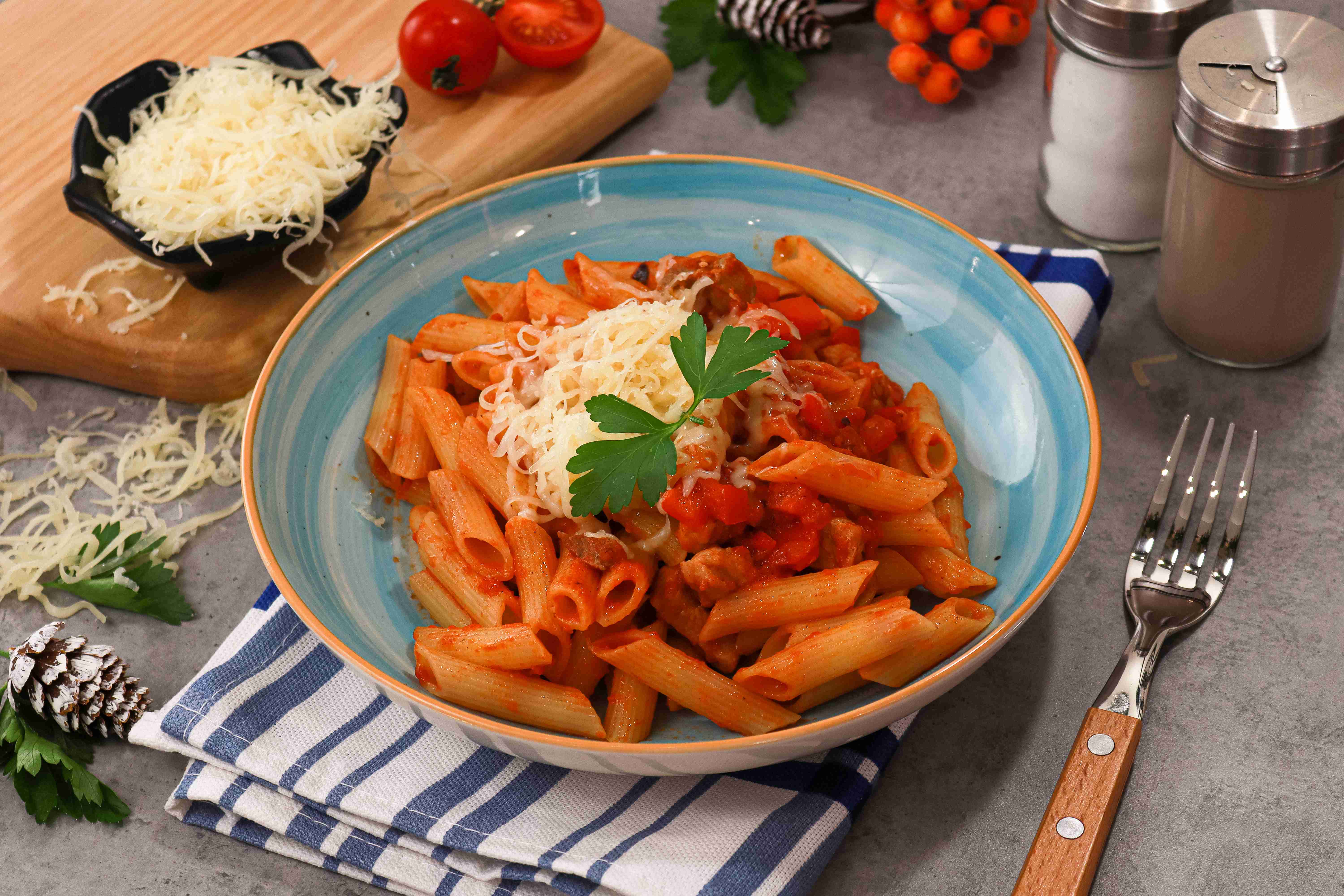 Паста со свининой и сладким перцем