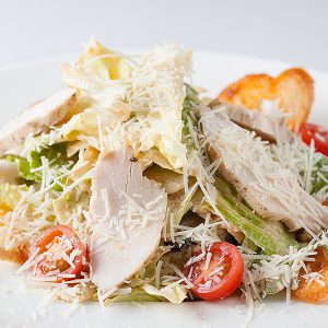 Салат Цезарь с курицей