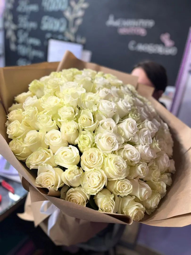 Букет из 101 кремово-белой розы в крафтовой бумаге