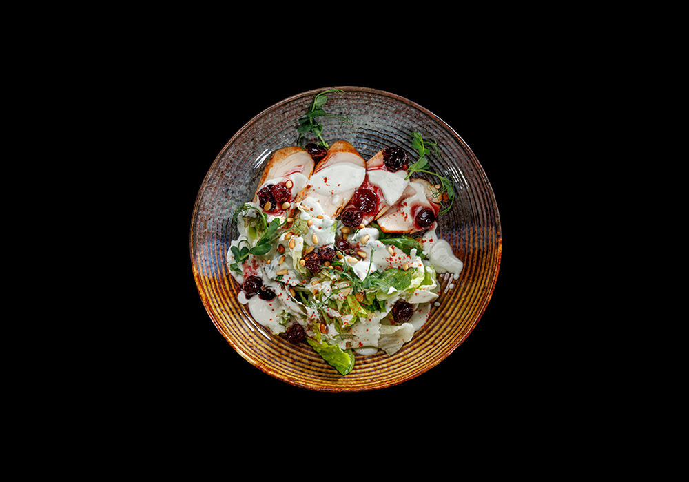 Салат с куриной грудкой, вишней и соусом Дор Блю