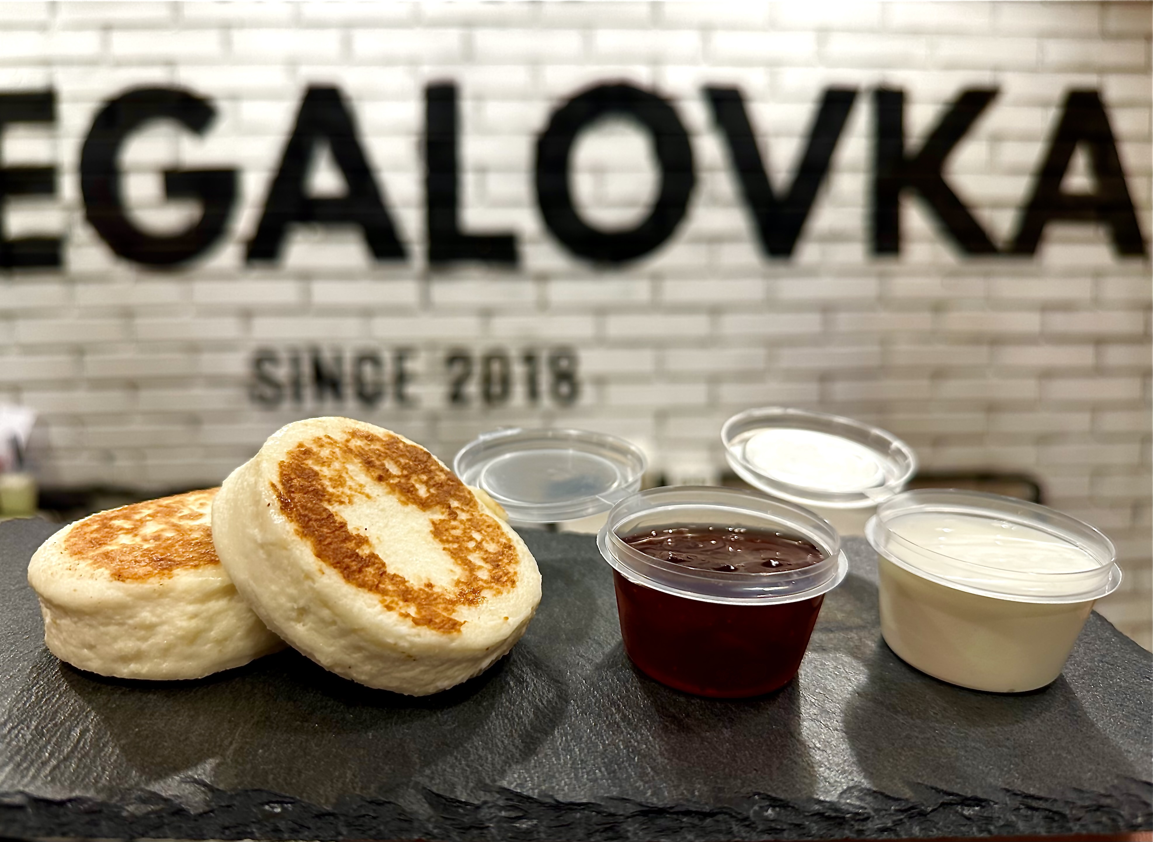 Сырники (2 шт.) + Сметана или джем клубн
