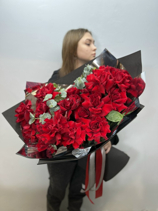 Роскошный букет алых роз
