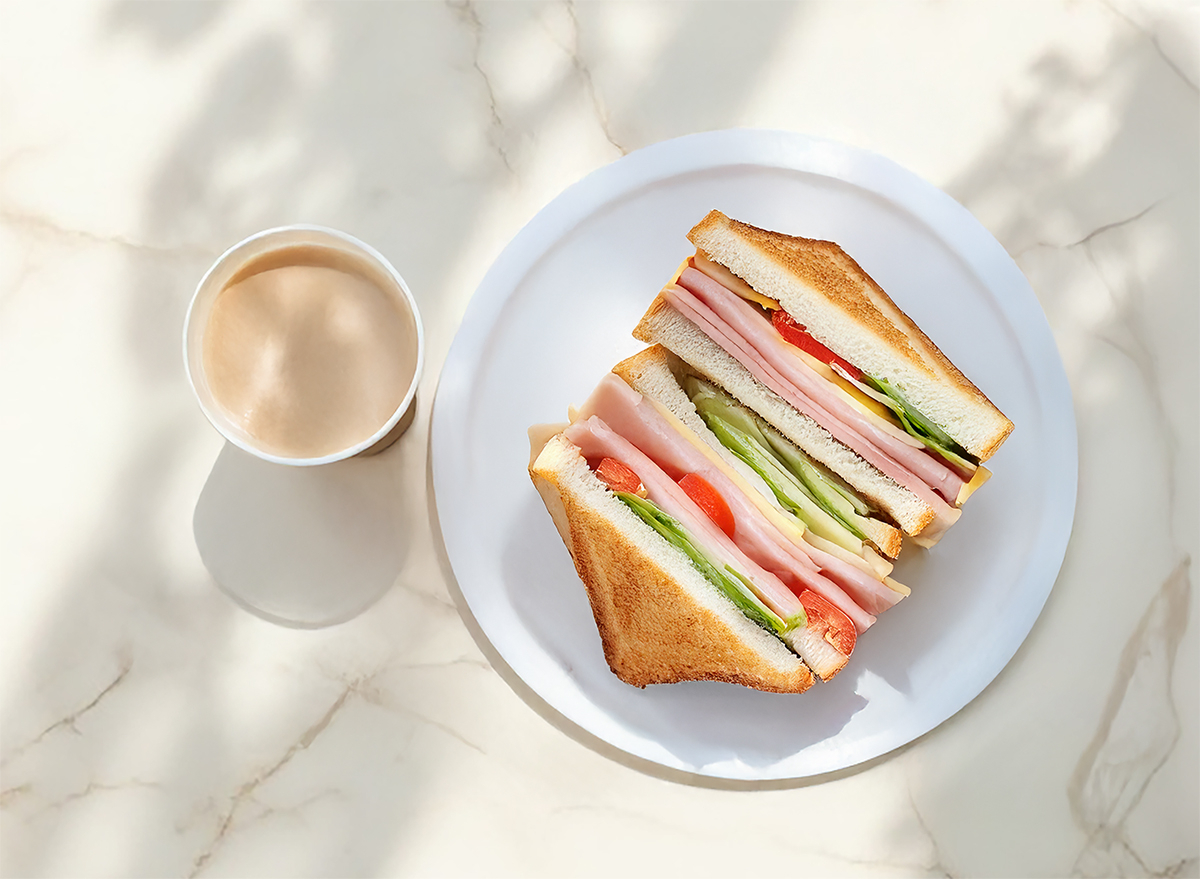 Сэндвич и напиток