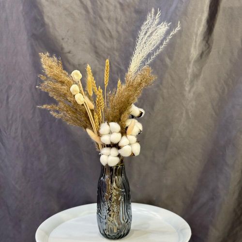 Букет из сухоцветов в вазе