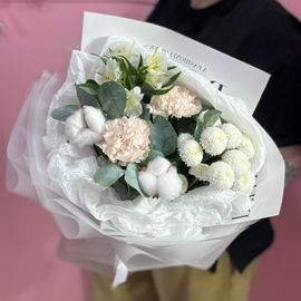 Хризантема с диантусами и альстромерией