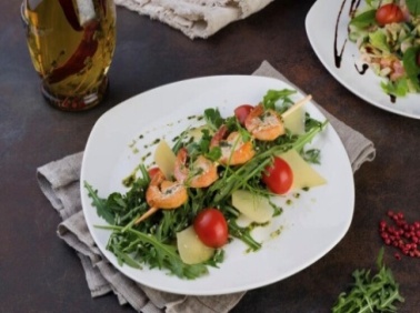 Салат с рукколой и креветками