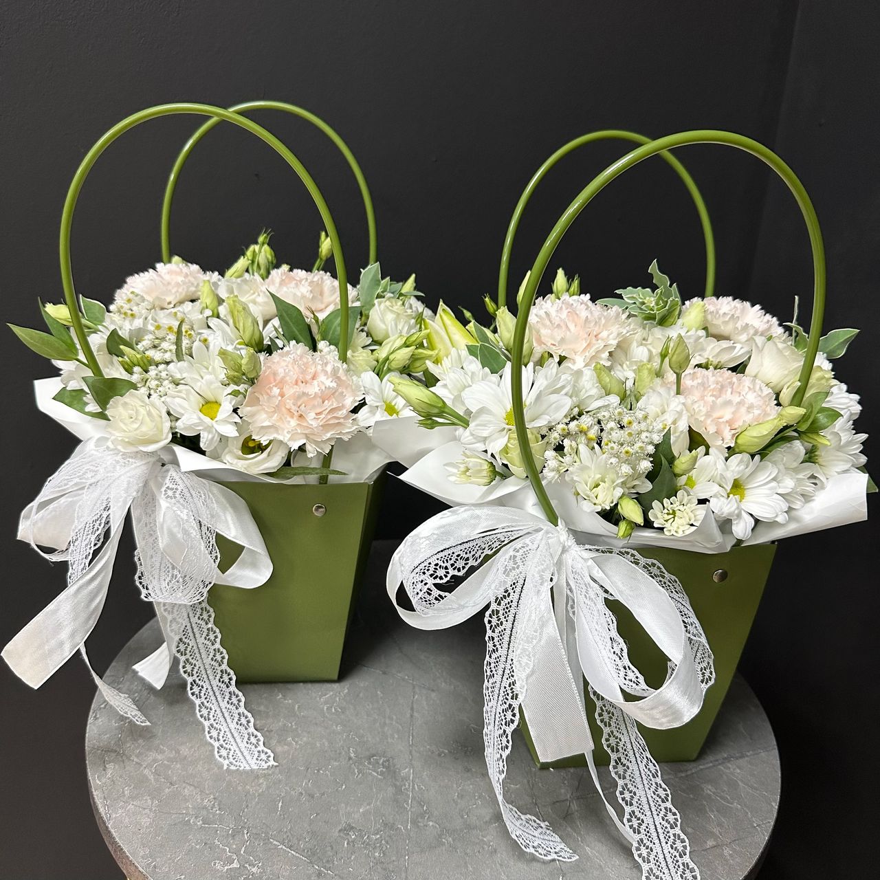 Композиция из цветов в сумочке