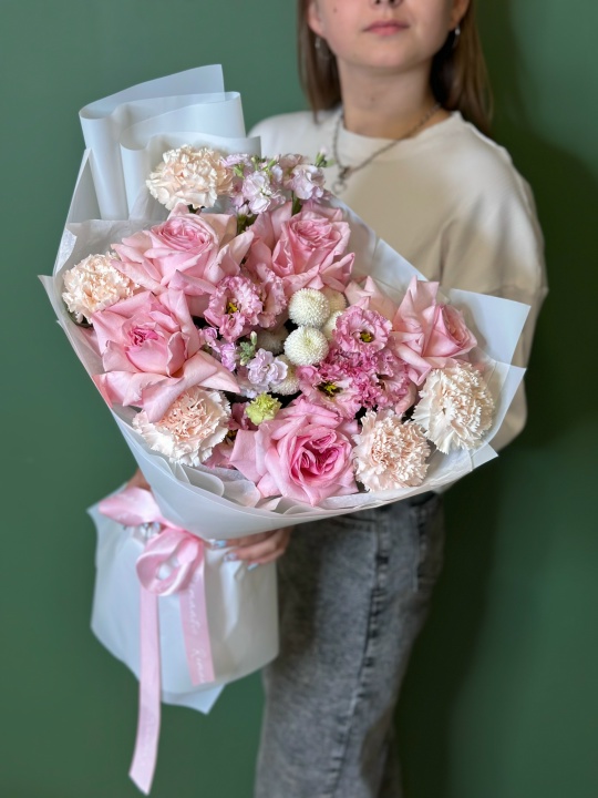 Букет с розами Охара ,гвоздиками ,маттиолой ,эустомой и хризантемой ньютон