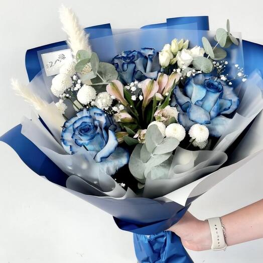 Букет «Бриз» из роз, хризантем, гипсофилы и эвкалипта