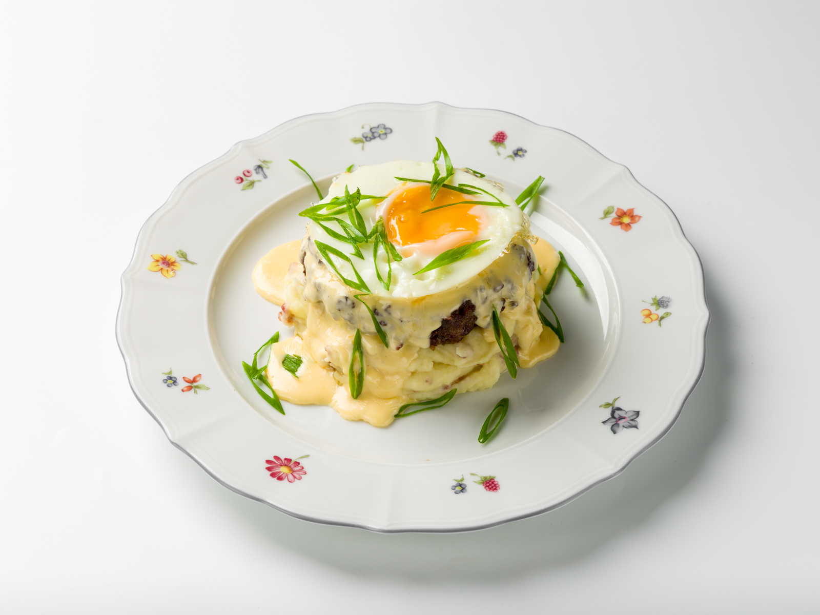 Говяжий бифштекс с соусом и пюре