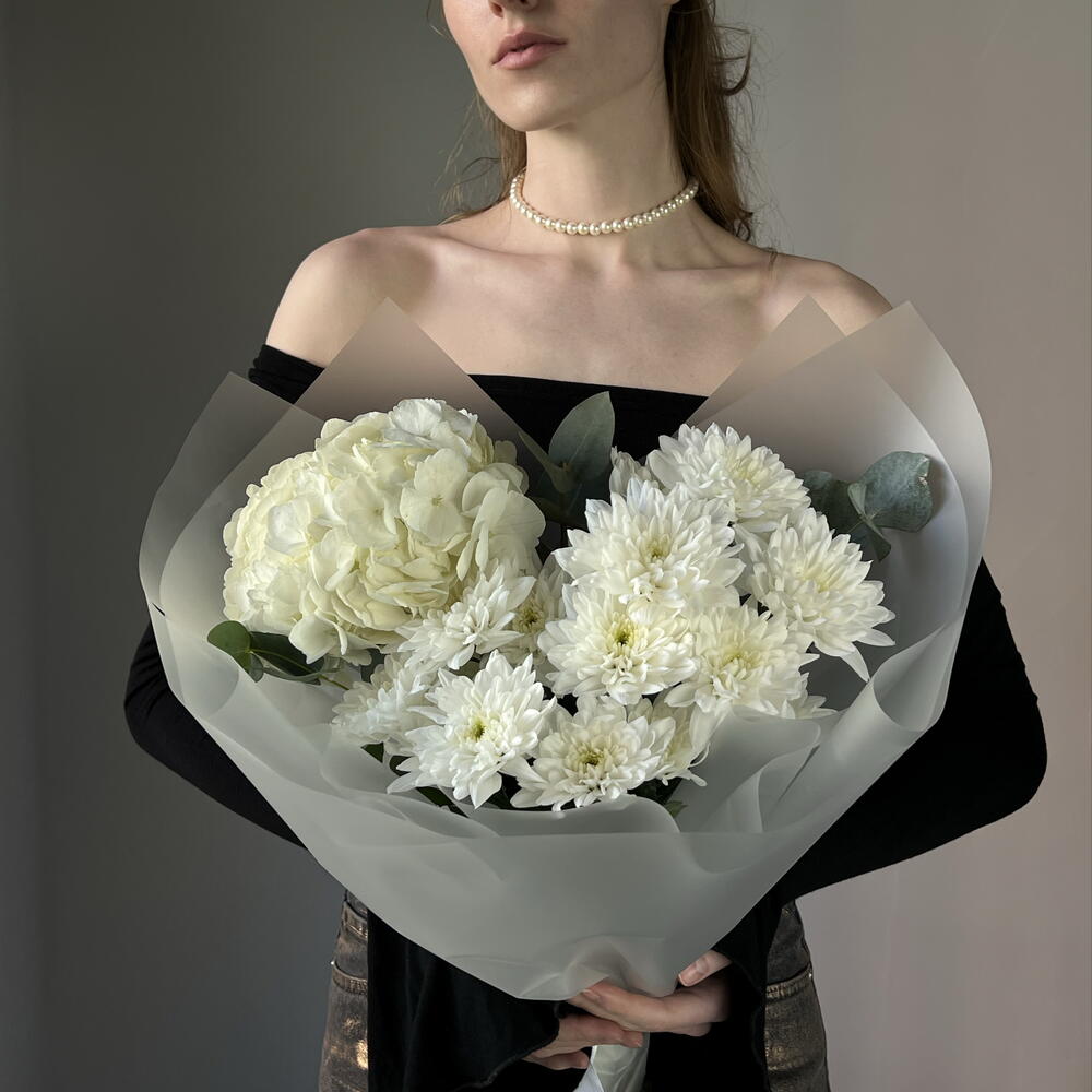 Букет из белой гортензия, белой кустовой хризантемы и эвкалипта