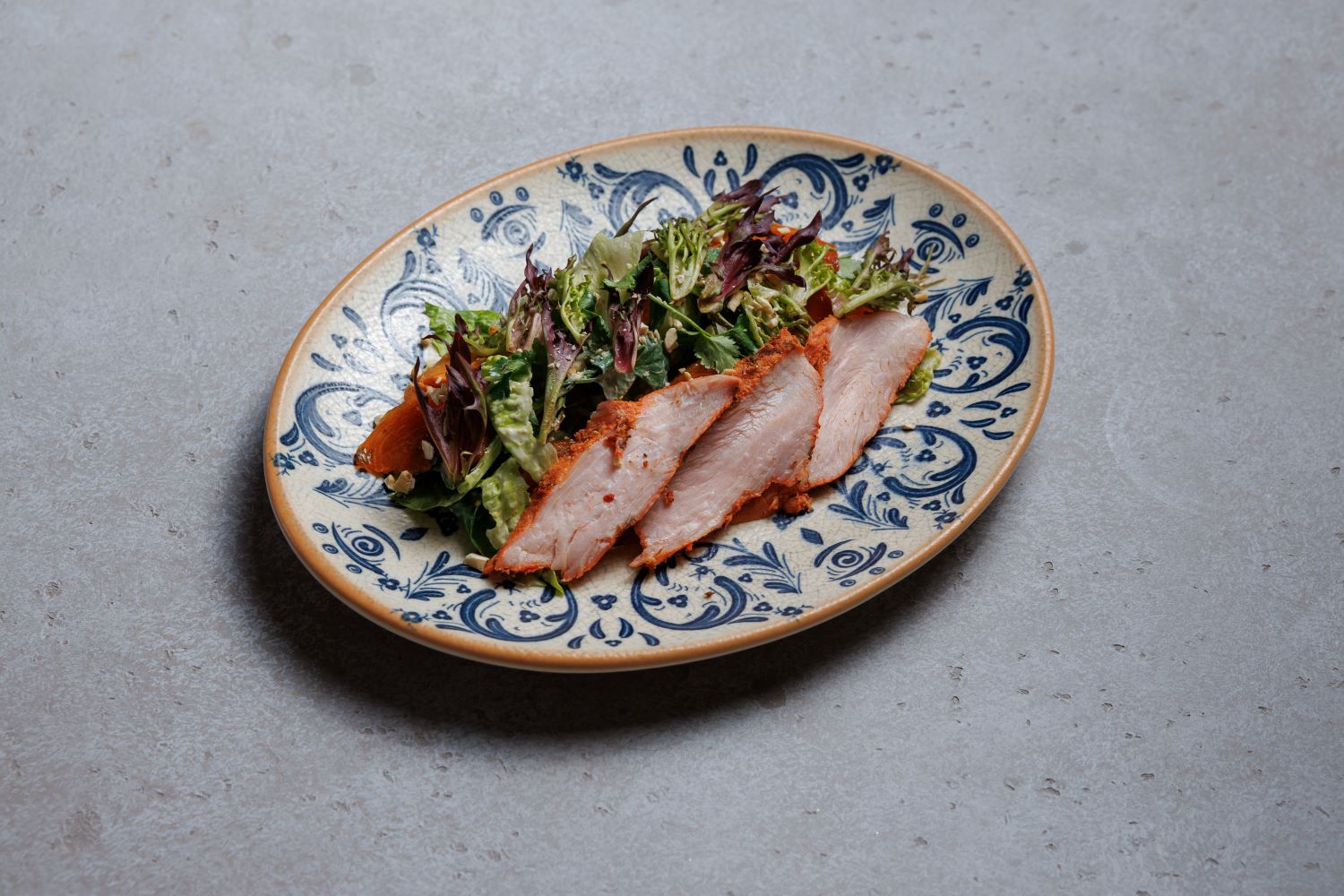 Зеленый салат с индейкой и хурмой