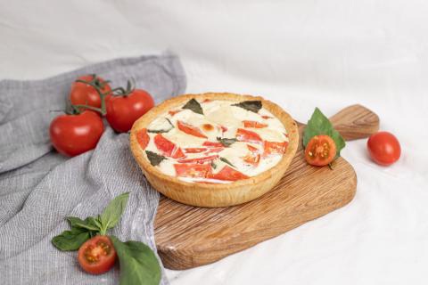 Киш с помидорами, моцареллой и базиликом