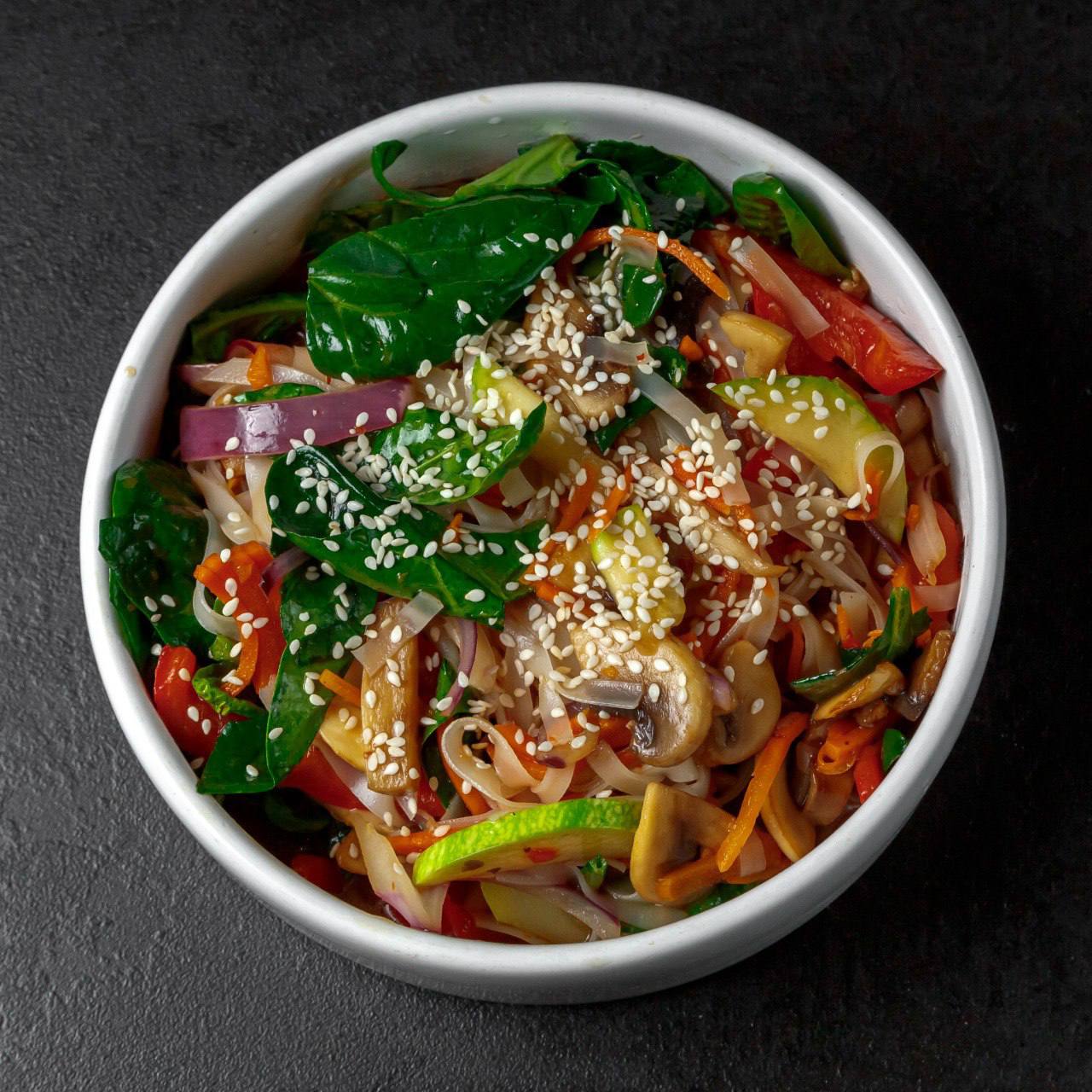 WOK овощной с грибами и рисовой лапшой 