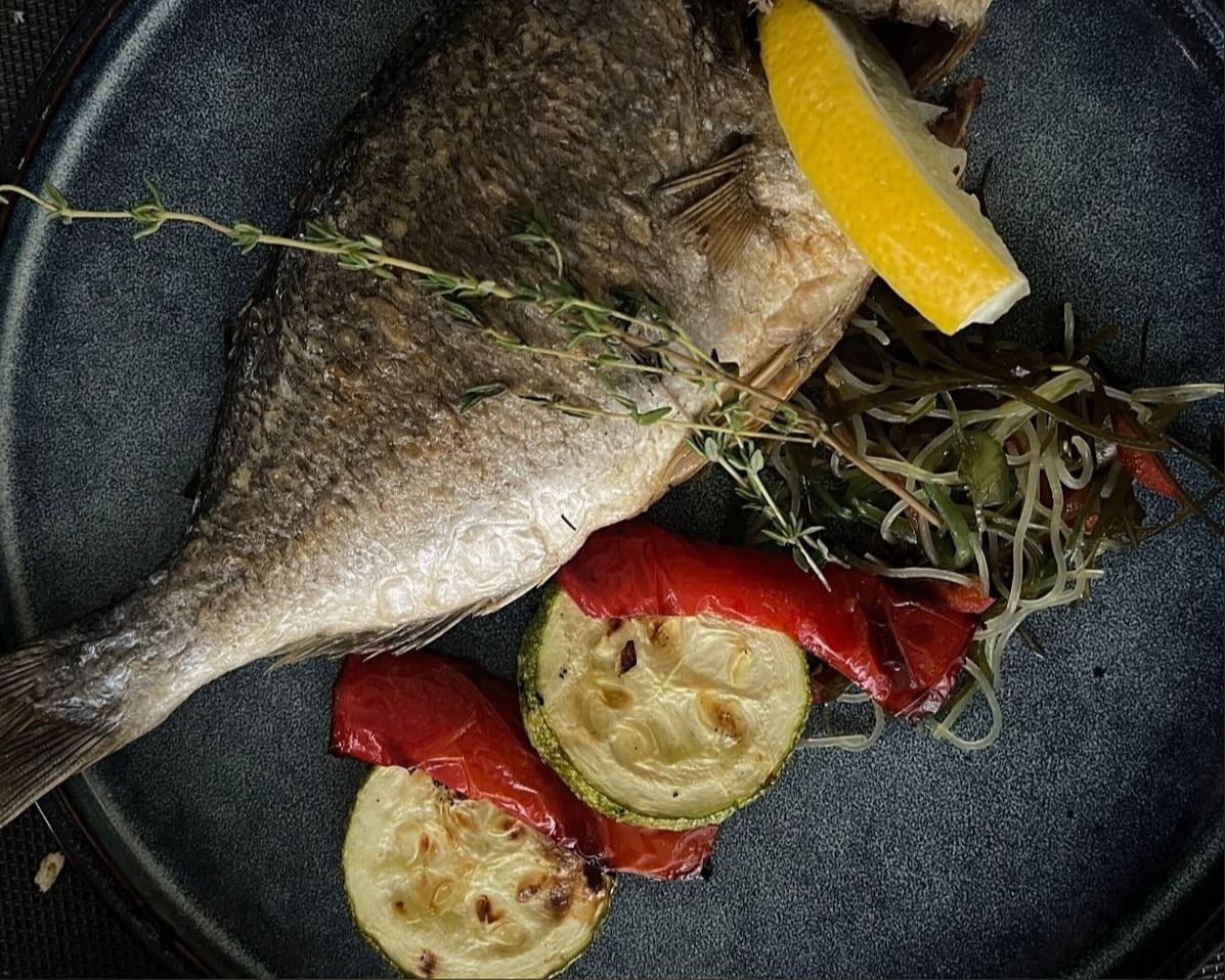 Дорадо с запеченными овощами