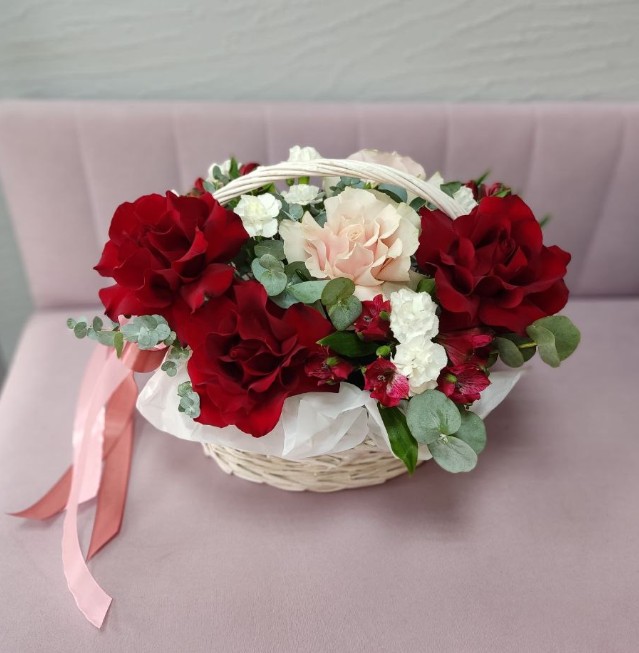 Корзина с французскими розами