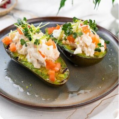 Авокадо на гриле с крабом