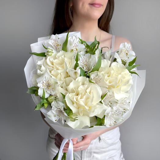 Нежный букет белая французская роза и белая альстромерия