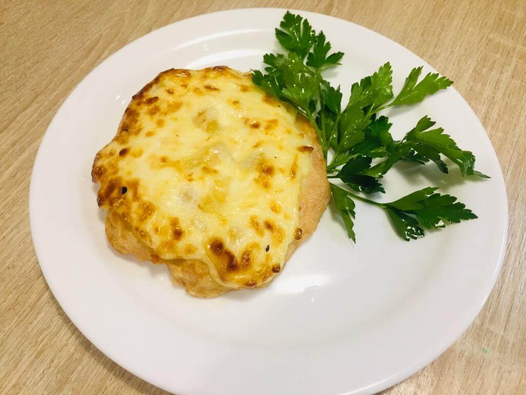 Кура запеченная с ананасом