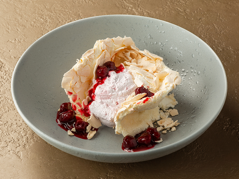 Воздушная меренга с вишней