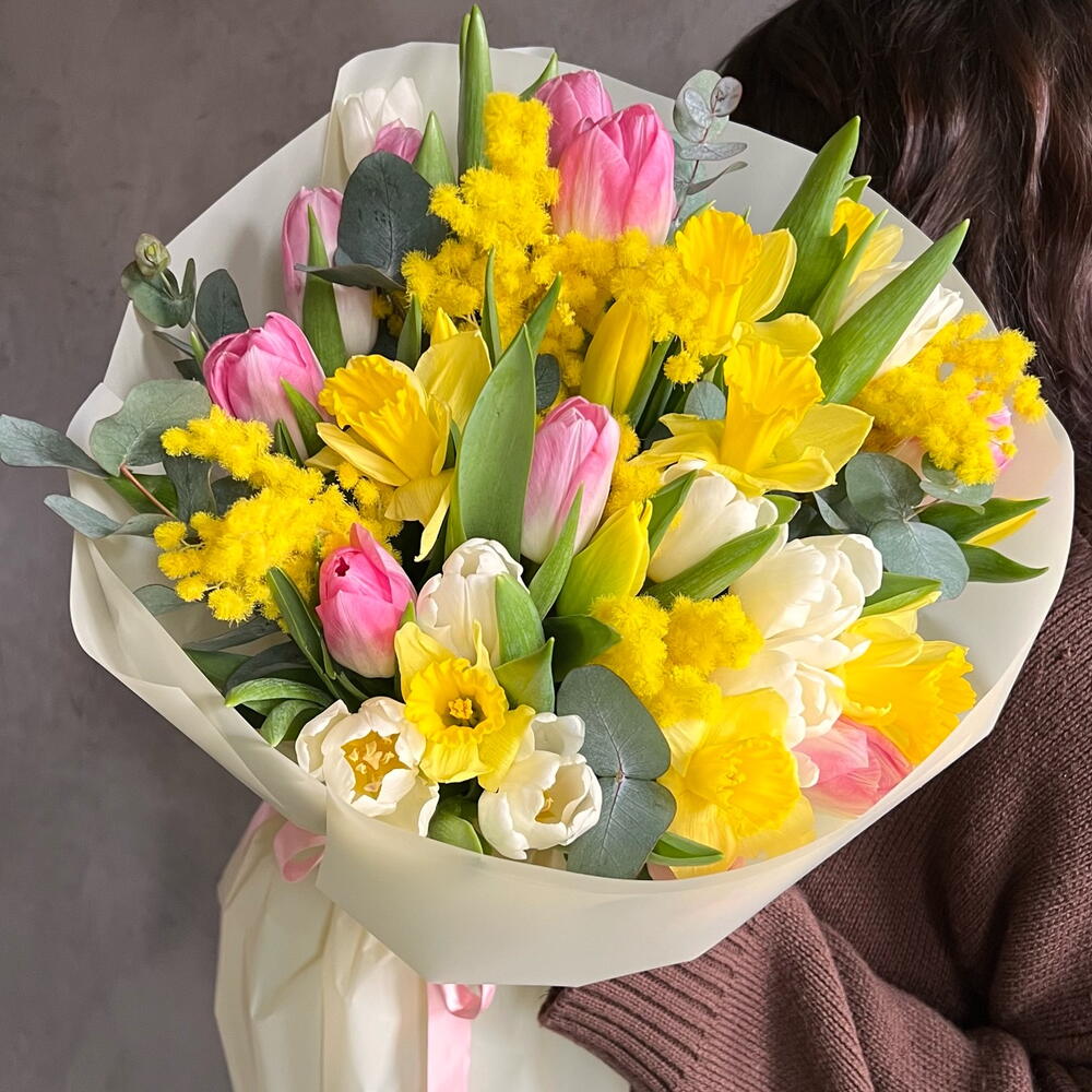 Авторский букет «Весенний микс» (тюльпаны, мимоза, нарциссы)