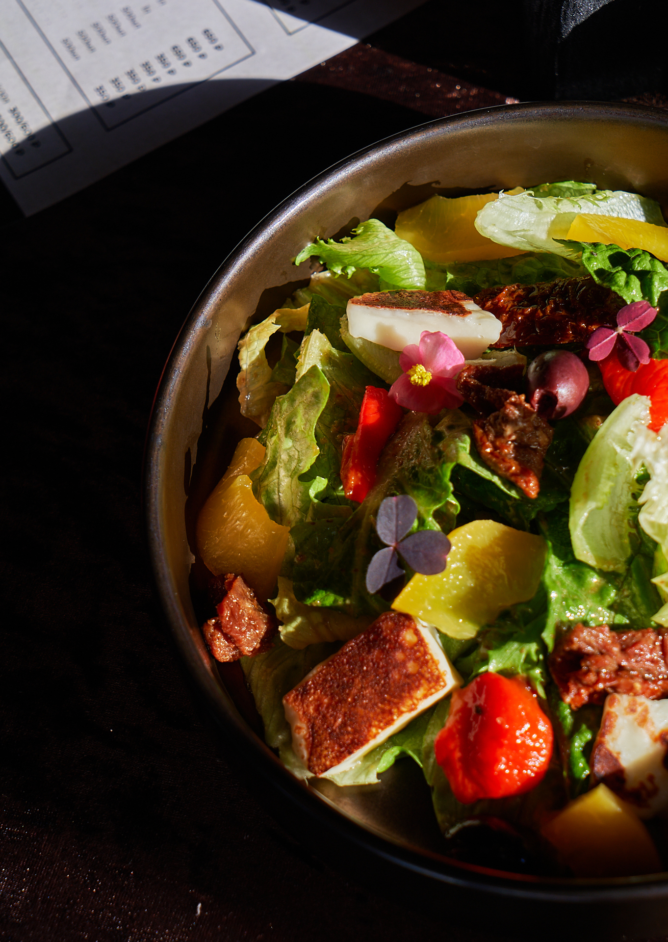 Салат с жареным халлуми