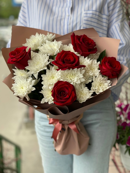 Букет из красных роз и белых хризантем