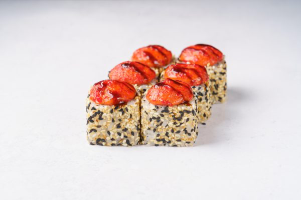 Запеченный ролл с крабом в кунжуте