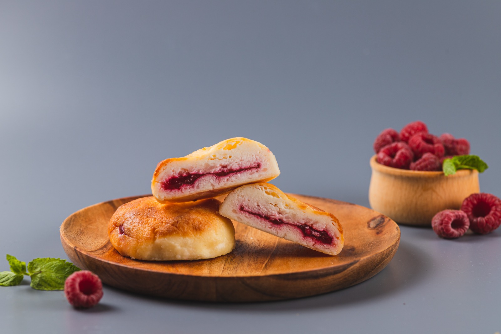 Два сырника с малиновой начинкой