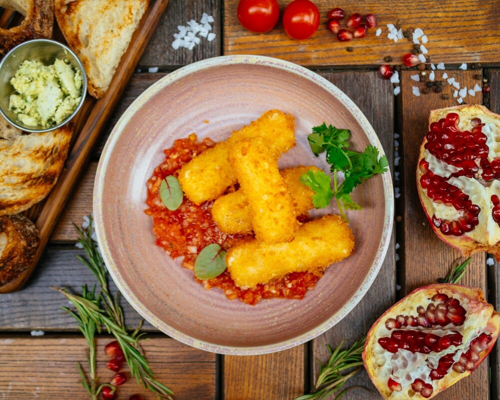 Жареный сулугуни с соусом сальса