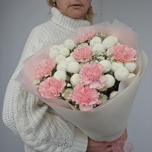 Букет из кустовых хризантем сорта Ньютон, гвоздик и гипсофилы