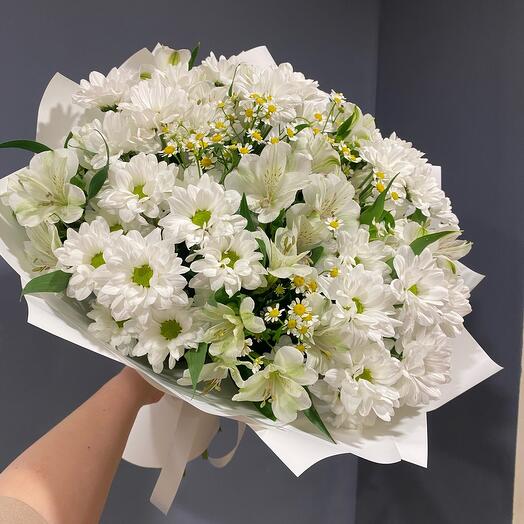 Букет из ромашек и альстромерий