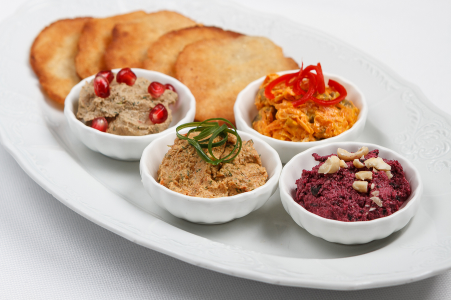 Хрустящие мчади и намазки: свекольная, из перца, из баклажан, морковная