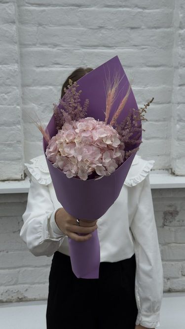 Букет из розовой гортензии и лагуруса