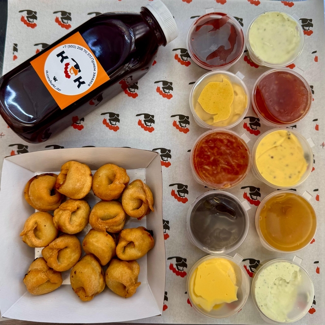 Домашние пельмени с соусом и морсом