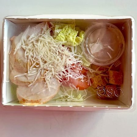 Цезарь с курицей салат