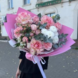 Розы с диантусами и хризантемой