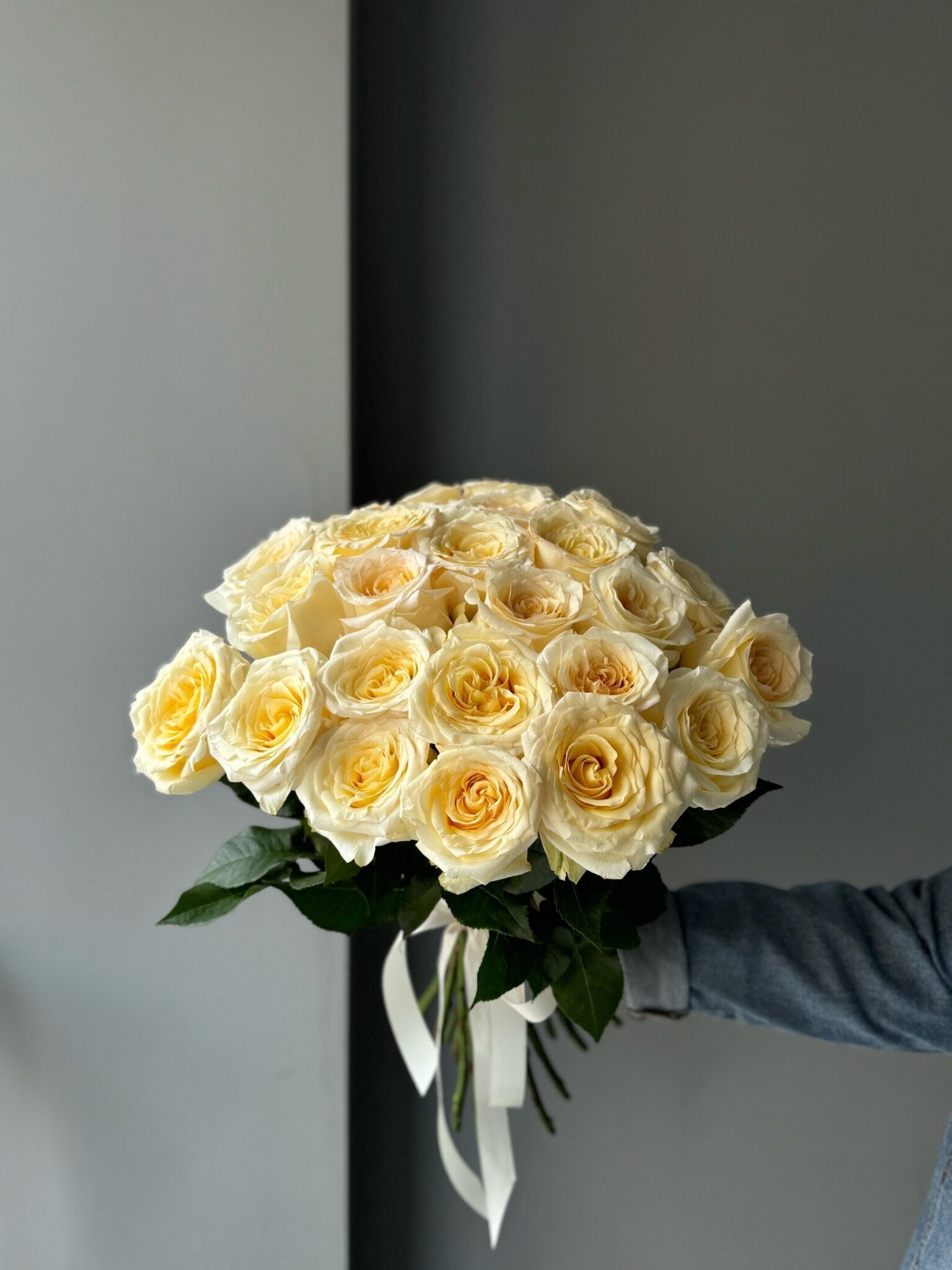 Букет из нежных пионовидных роз 25 шт