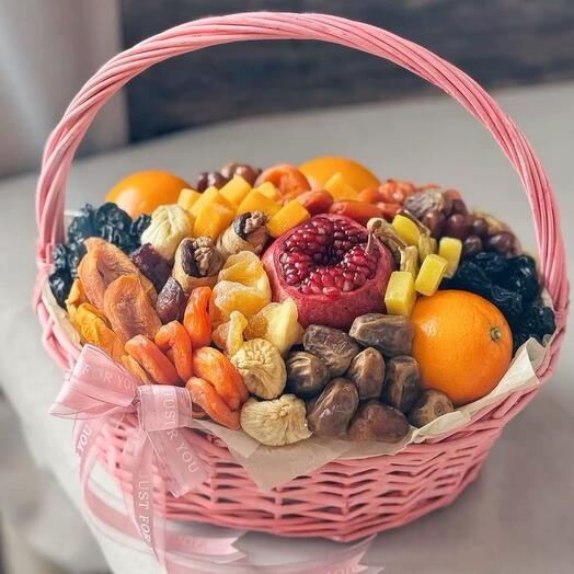 Сухофрукты в корзинке