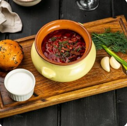 Борщ гренками и сметаной