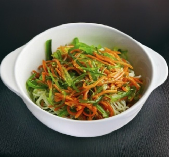 Салат с фунчозой и чукой