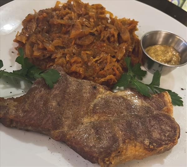 Жареная шейка с тушеной капустой