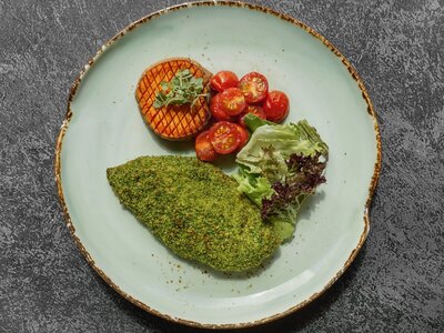 Куриное филе в зеленой панировке