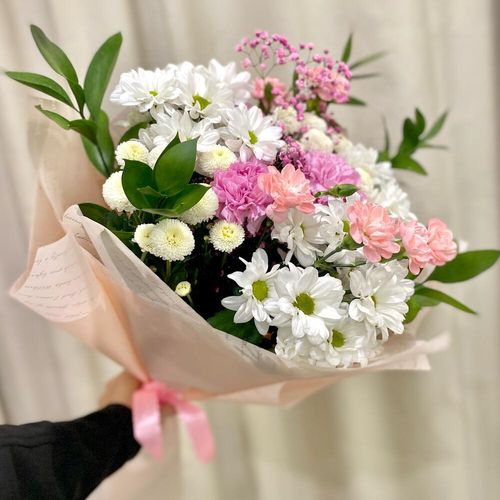 Букет цветов: ромашки, гвоздики, хризантемы, зелень (б1834)