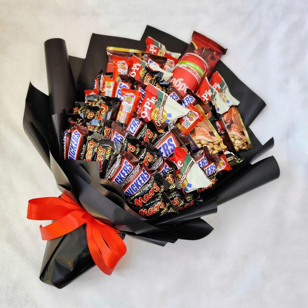 Букет из шоколадных батончиков, конфет и шоколада с колой