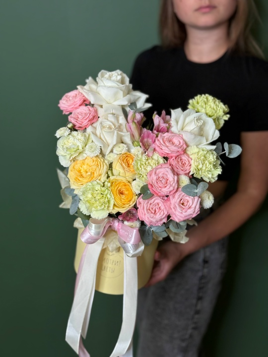 Желтая коробка с кустовыми розами ,фисташковой гвоздикой ,эквадорскими розами и хризантемой ньютон