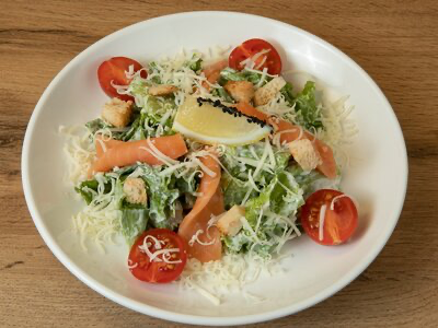 Салат Цезарь с лососем