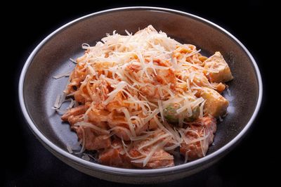 Феттучини с семгой и креветкой в соусе