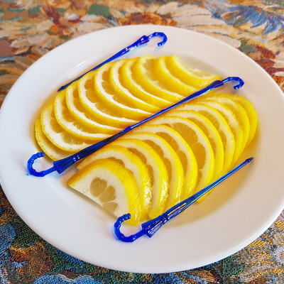 Свежие дольки лимона