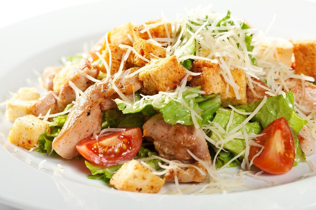 Салат цезарь с курицей